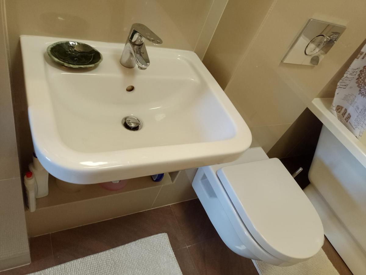 Premium Class Apartment, Free Parking, Maximum 5 Guests, 2 Bedrooms, 3 Beds Рига Екстериор снимка